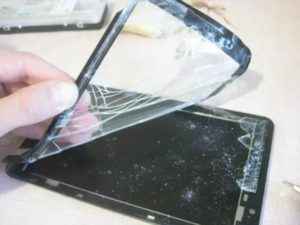 Что делать покупателю, если телефон еще находится на гарантии и разбился экран?
