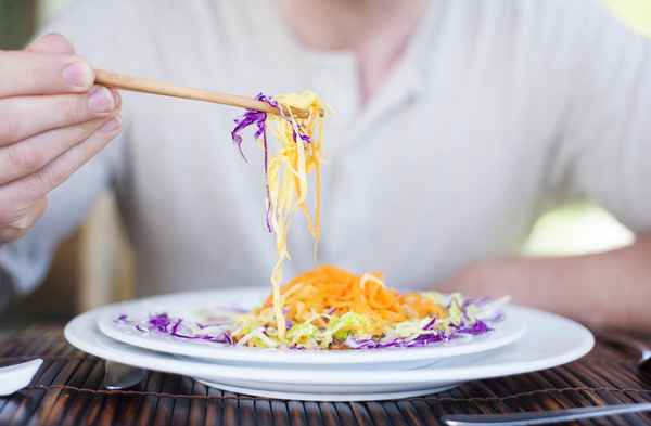 В ресторане в тарелке с едой подали битое стекло: на что можно рассчитывать в данной ситуации?