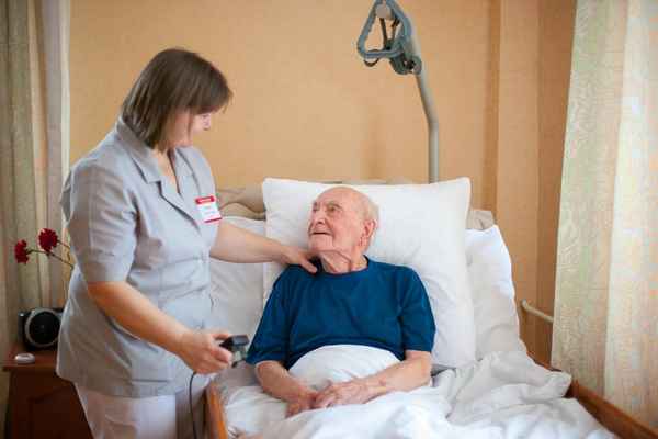 Что делать, если плохо ухаживают в больнице за лежачими больными: что говорит закон?
