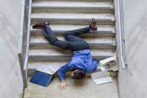 В гололед упал на крыльце магазина и получил травму: что делать и кто будет отвечать?