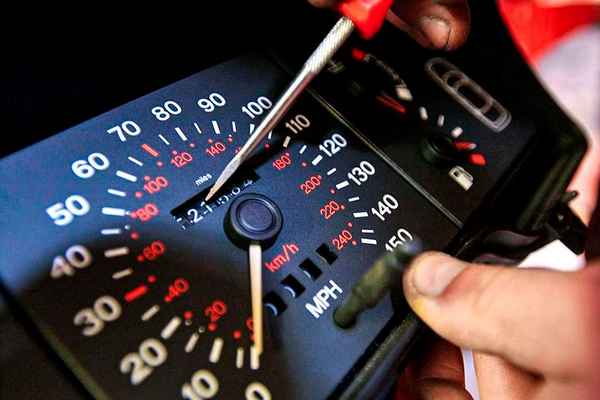 Скручен ли пробег на автомобиле: как узнать и как определить реальный километраж?