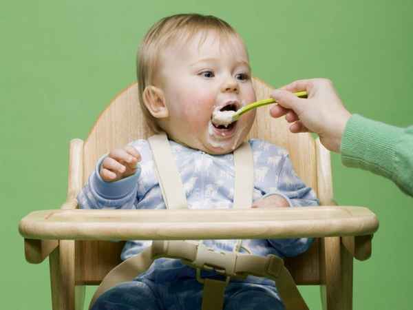 Чем кормить малыша? Особенности питания для детей| 