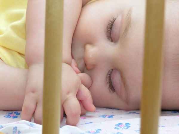Почему ребенок во сне: дергается, стонет, вздрагивает, плачет, вскрикивает 