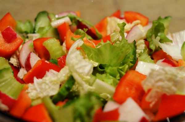 Готовим салаты: как поразить гостей вкусным блюдом? 