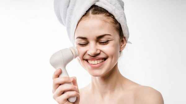Как очищать кожу лица, приспособления и способы 
