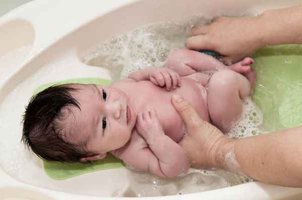 Как правильно купать новорожденного ребенка? 