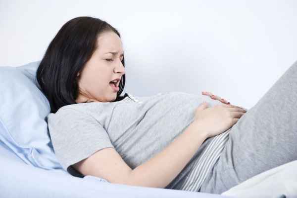 Почему во время беремености покалывает внизу живота? 