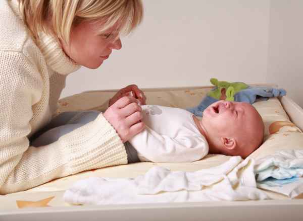 Клизма для новорожденных: виды клизм, когда и как делать, последствия 