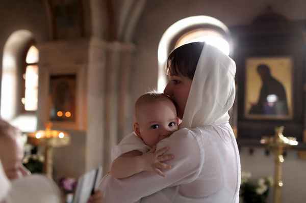Может ли беременная женщина крестить ребенка? 