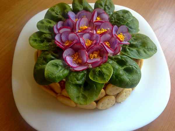 Как можно аппетитно украсить салат 