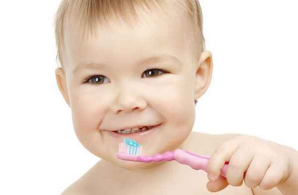 Когда начинать чистить зубы ребенку?| 