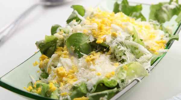 Зеленый салат с яично-сырной заправкой, пошаговый рецепт с фото