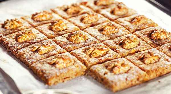Печенье с яблоками, финиками и грецкими орехами, пошаговый рецепт с фото