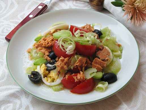 Салат из консервированного лосося, пошаговый рецепт с фото