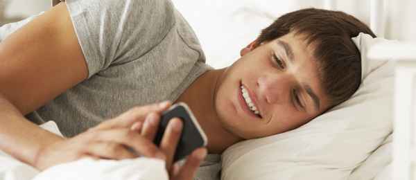 Главная причина, по которой не стоит оставлять смартфон в спальне подростка