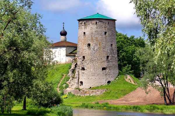 Гремячая башня в Пскове: история, описание, фото