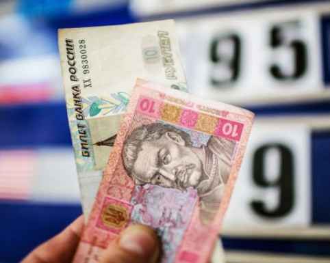 Почему рубль дешевле гривны по отношению к доллару